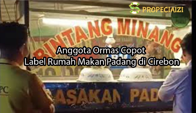 Anggota Ormas Copot Label Rumah Makan Padang di Cirebon